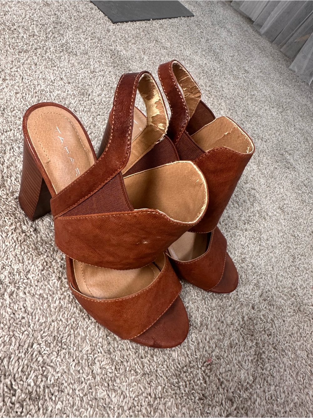 Tahari Cognac Brown Wide-Strap Slingback Sandals 8.5 - Picture 2 of 2